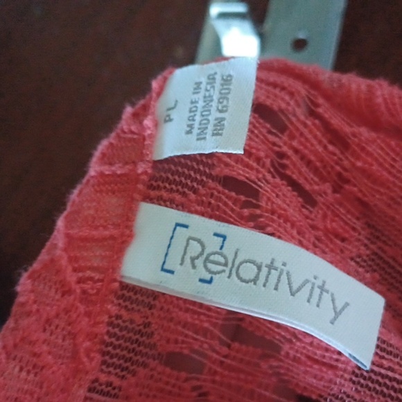 Relativity Size PL  Coral lace semi-sheer top,  cap sleeve - Picture 5 of 7